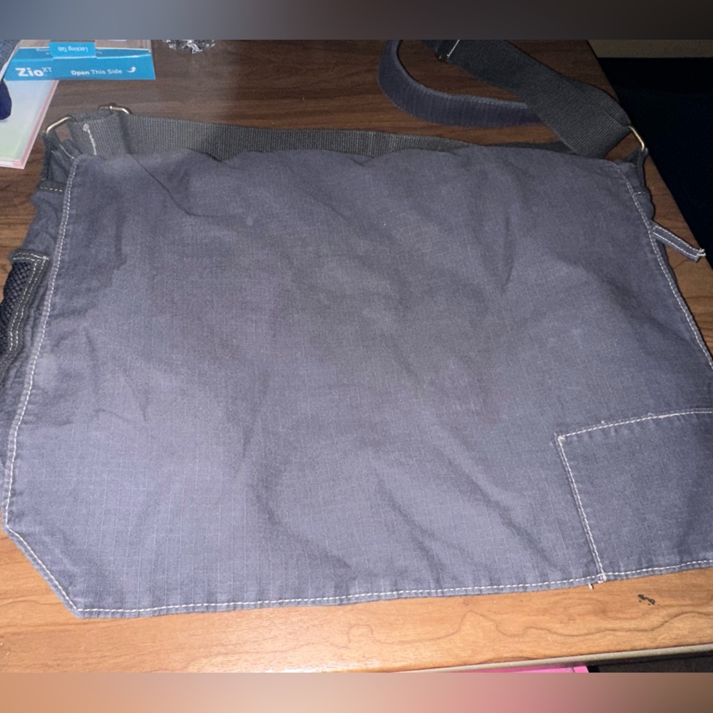 GAP Unisex messenger bag. Gray color. Lots of pockets and zippers.